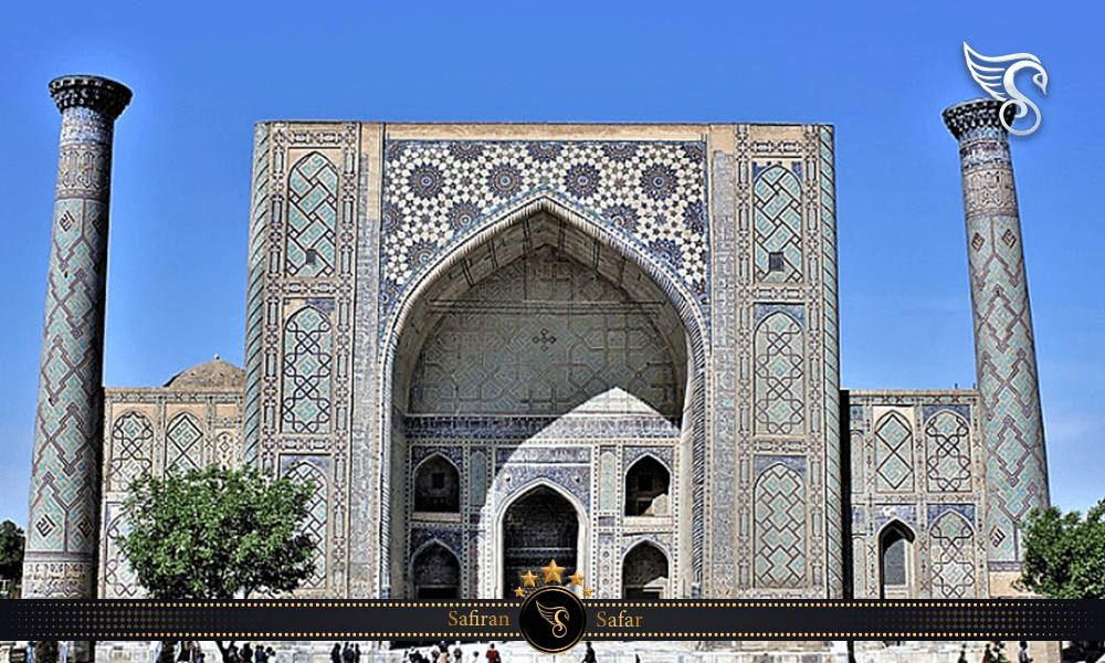 نمای جلویی از مدرسه الغ بیگ در ازبکستان