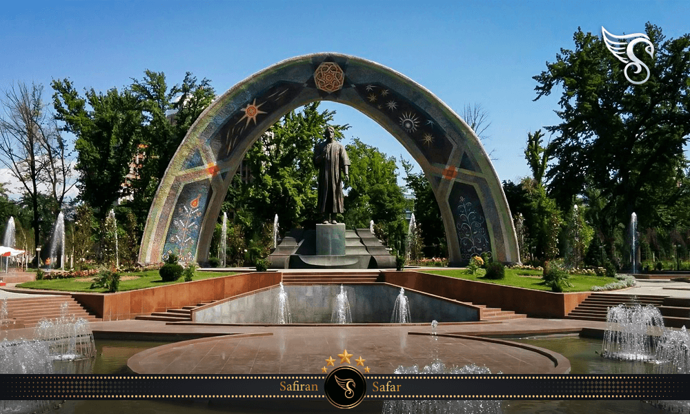 مجسمه رودکی در پارک رودکی تاجیکستان