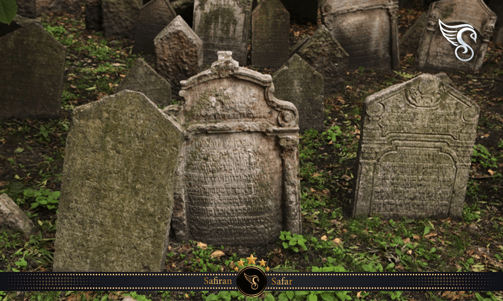 سنگ قبرهای ساده و قدیمی به صورت لوح سنگی