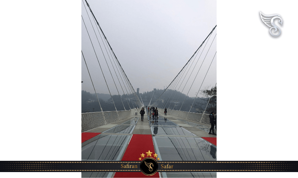 تفریحات پل شیشه ‌ای ژانگجیاجی چین